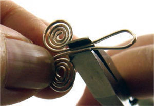 Get tips on how to make wire jewelry with ease. Get tips on how to make wire jewelry with ease.