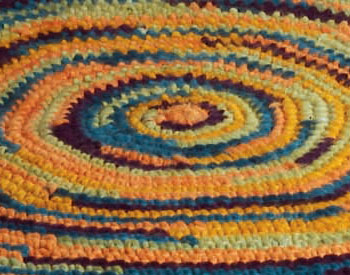 Learn how to crochet in the round with this easy rug crochet pattern. Learn how to crochet in the round with this easy rug crochet pattern.