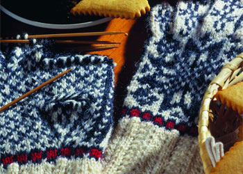 Knit Gloves Pattern: Two Color Norwegian Gloves Knit Gloves Pattern: Two Color Norwegian Gloves