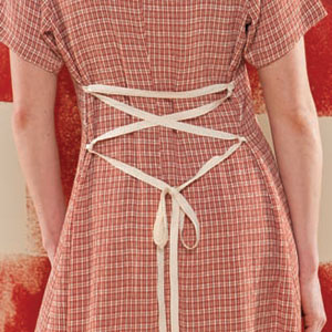 Learn how to sew a skirt or dress with helpful shaping elements, such as ties, French darts or pleats. Learn how to sew a skirt or dress with helpful shaping elements, such as ties, French darts or pleats.