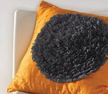 Discover a variety of techniques and how to sew pillow covers with this free collection. Discover a variety of techniques and how to sew pillow covers with this free collection.