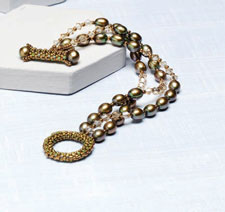 Get your free patterns for pearl beading! Pearl Jewelry Designs: Petite Pearls Toggle Bracelet