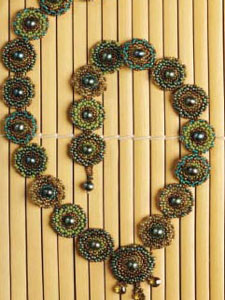 Create a peyote stitch necklace with this free pattern! peyote-stitch