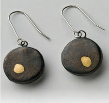 Learn how to create precious metal clay jewelry with these free projects! precious-metal-clay-jewelry