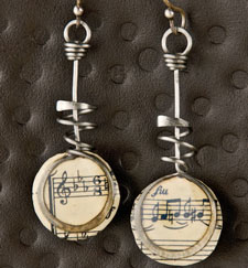 Discover the joys of paper jewelry making with these unique earrings! paper-jewelry-making