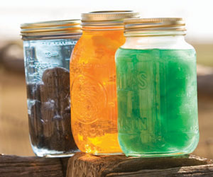 Learn how to dye your own yarn using natural dyes and solar power! dye-yarn